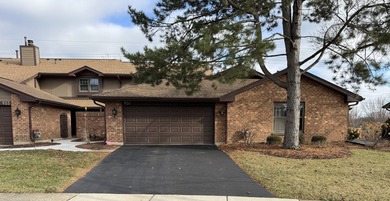 Newly refreshed 2 story townhome located in the highly popular on Willow Crest Golf Club in Illinois - for sale on GolfHomes.com, golf home, golf lot