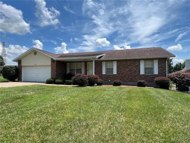 3 bedroom, 3 bath home close to Bent Creek Golf Course. One on Bent Creek Golf Course in Missouri - for sale on GolfHomes.com, golf home, golf lot