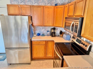 Sharp 2-bedroom, 2-bath condo with Lakeview & lake access on Lake Valley Country Club in Missouri - for sale on GolfHomes.com, golf home, golf lot