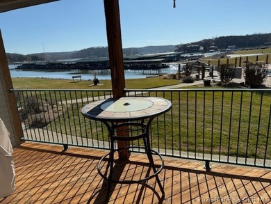 Sharp 2-bedroom, 2-bath condo with Lakeview & lake access on Lake Valley Country Club in Missouri - for sale on GolfHomes.com, golf home, golf lot