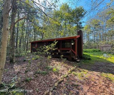 Welcome to this cozy 2-bedroom, 1-bath ranch home nestled in the on Pocono Farms Country Club in Pennsylvania - for sale on GolfHomes.com, golf home, golf lot