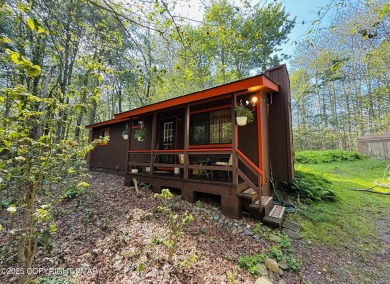 Welcome to this cozy 2-bedroom, 1-bath ranch home nestled in the on Pocono Farms Country Club in Pennsylvania - for sale on GolfHomes.com, golf home, golf lot