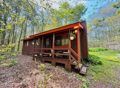 Welcome to this cozy 2-bedroom, 1-bath ranch home nestled in the on Pocono Farms Country Club in Pennsylvania - for sale on GolfHomes.com, golf home, golf lot