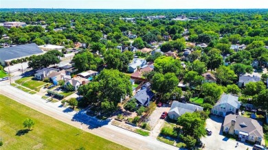 $2,000 Buyer Bonus!! Welcome to this beautifully remodeled on Stevens Park Golf Course in Texas - for sale on GolfHomes.com, golf home, golf lot