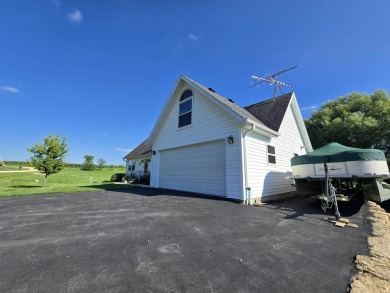 Wonderful country setting just across from the Apple Canyon Lake on Apple Canyon Lake Golf Course in Illinois - for sale on GolfHomes.com, golf home, golf lot