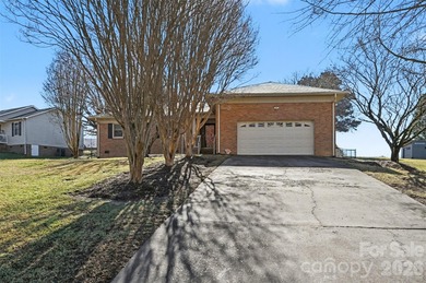 Welcome to this beautifully maintained 3-bedroom, 2 bath on Woodbridge Golf Links in North Carolina - for sale on GolfHomes.com, golf home, golf lot