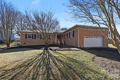Welcome to this beautifully maintained 3-bedroom, 2 bath on Woodbridge Golf Links in North Carolina - for sale on GolfHomes.com, golf home, golf lot