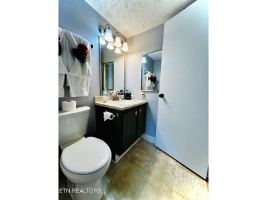This 2-bedroom 1 bath luxury condo can accommodate up to 6 on Bent Creek Golf Course in Tennessee - for sale on GolfHomes.com, golf home, golf lot
