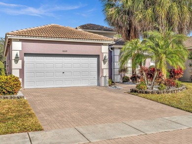 Great home in popular Aberdeen Country Club! 2 bedroom plus on Aberdeen Golf and Country Club in Florida - for sale on GolfHomes.com, golf home, golf lot
