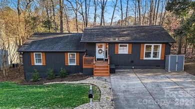 This 1.5-story traditional home is located in the highly on Tega Cay Golf Club in South Carolina - for sale on GolfHomes.com, golf home, golf lot