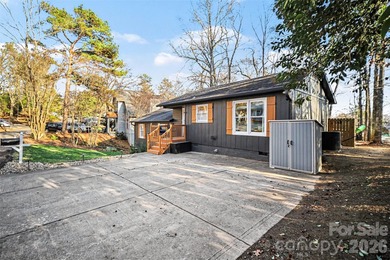 This 1.5-story traditional home is located in the highly on Tega Cay Golf Club in South Carolina - for sale on GolfHomes.com, golf home, golf lot