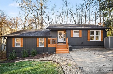 This 1.5-story traditional home is located in the highly on Tega Cay Golf Club in South Carolina - for sale on GolfHomes.com, golf home, golf lot