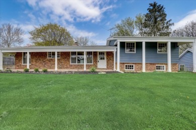 Beautifully updated 3 bd/2 bth split-level (with sub-basement) on Palatine Hills Golf Course in Illinois - for sale on GolfHomes.com, golf home, golf lot