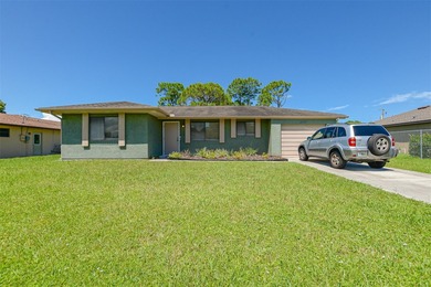 Welcome to 2565 SE Dogwood Avenue, a charming 2-bedroom on  in Florida - for sale on GolfHomes.com, golf home, golf lot