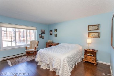 This 2 bedroom and 2 full bath condo is in a great building with on Royal Oak Golf Club in Michigan - for sale on GolfHomes.com, golf home, golf lot
