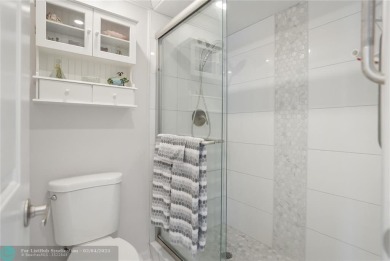 Welcome to your bright and airy 2-bedroom, 2-bathroom condo in on Sunrise Lakes Phase III in Florida - for sale on GolfHomes.com, golf home, golf lot