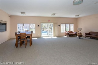 This 2 bedroom and 2 full bath condo is in a great building with on Royal Oak Golf Club in Michigan - for sale on GolfHomes.com, golf home, golf lot