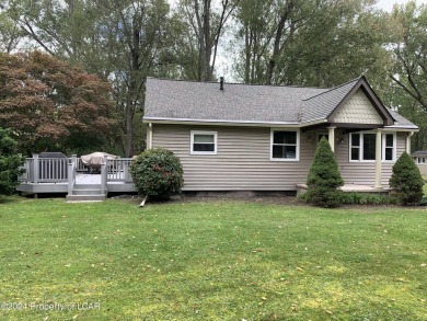 Feel like you're  on vacation in this well maintained  2BR, 1BA on Emanon Country Club in Pennsylvania - for sale on GolfHomes.com, golf home, golf lot