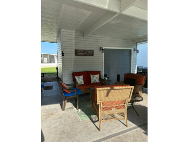 This charming 1996 2-bedroom Palm Harbor home is a must-see! on Schalamar Creek Golf and Country Club in Florida - for sale on GolfHomes.com, golf home, golf lot