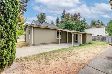 This lovely manufactured home has been completely and tastefully on Columbia Edgewater Country Club - Columbia-Edgewater Countr in Oregon - for sale on GolfHomes.com, golf home, golf lot