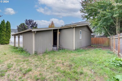 This lovely manufactured home has been completely and tastefully on Columbia Edgewater Country Club - Columbia-Edgewater Countr in Oregon - for sale on GolfHomes.com, golf home, golf lot