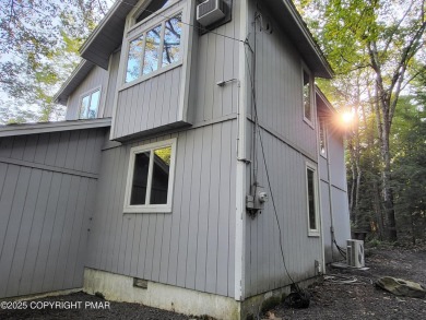 Welcome to your dream retreat! This charming 3-bedroom on Split Rock Resort and Country Club in Pennsylvania - for sale on GolfHomes.com, golf home, golf lot