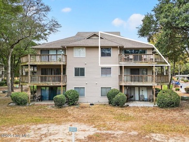 Top-floor condo in Colony 1 golf community is move-in ready! on Oyster Bay Golf Links in North Carolina - for sale on GolfHomes.com, golf home, golf lot