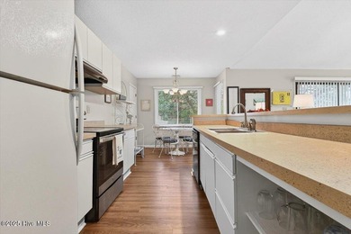 Top-floor condo in Colony 1 golf community is move-in ready! on Oyster Bay Golf Links in North Carolina - for sale on GolfHomes.com, golf home, golf lot