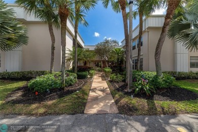 Florida lifestyle in the sought-after Isle of Capri at Kings on Kings Point Golf -Flanders Way in Florida - for sale on GolfHomes.com, golf home, golf lot