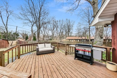 Beautifully renovated home with expansive living spaces in an on Old Elm Club in Illinois - for sale on GolfHomes.com, golf home, golf lot