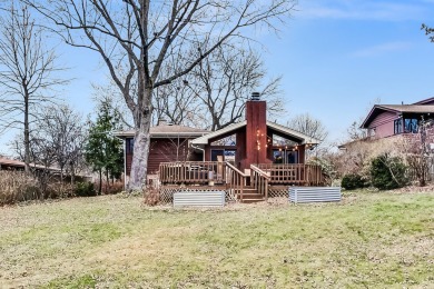 Beautifully renovated home with expansive living spaces in an on Old Elm Club in Illinois - for sale on GolfHomes.com, golf home, golf lot