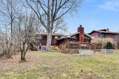 Beautifully renovated home with expansive living spaces in an on Old Elm Club in Illinois - for sale on GolfHomes.com, golf home, golf lot