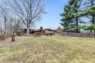 Beautifully renovated home with expansive living spaces in an on Old Elm Club in Illinois - for sale on GolfHomes.com, golf home, golf lot