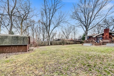 Beautifully renovated home with expansive living spaces in an on Old Elm Club in Illinois - for sale on GolfHomes.com, golf home, golf lot