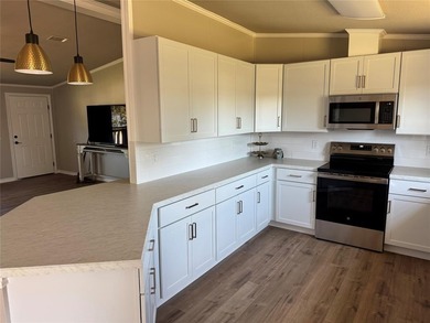 This is a newly remodeled mobile home in Horseshoe Bend Air Park on Horseshoe Bend Country Club in Texas - for sale on GolfHomes.com, golf home, golf lot