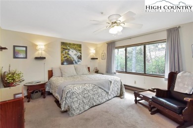 LOCATION! RARE SUGAR MOUNTAIN UPDATED CONDO AT SNOW LAKE! LAKE on Sugar Mountain Golf Course in North Carolina - for sale on GolfHomes.com, golf home, golf lot