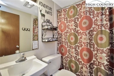LOCATION! RARE SUGAR MOUNTAIN UPDATED CONDO AT SNOW LAKE! LAKE on Sugar Mountain Golf Course in North Carolina - for sale on GolfHomes.com, golf home, golf lot