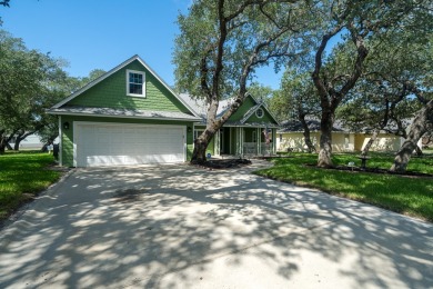 22 S Lake Dr, Rockport TX 78382. 2444 SqFt 4-bed 2-bath 2-garage on Lamar Golf Course in Texas - for sale on GolfHomes.com, golf home, golf lot