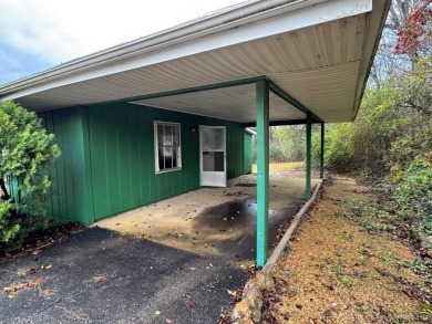 Roomy--over 1500 sq. ft.-- 2 bedroom 2 bath home with 2 carports on Cherokee Village North Course in Arkansas - for sale on GolfHomes.com, golf home, golf lot