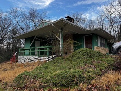 Roomy--over 1500 sq. ft.-- 2 bedroom 2 bath home with 2 carports on Cherokee Village North Course in Arkansas - for sale on GolfHomes.com, golf home, golf lot