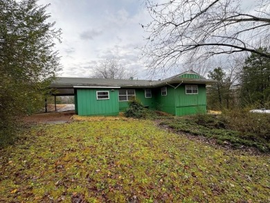 Roomy--over 1500 sq. ft.-- 2 bedroom 2 bath home with 2 carports on Cherokee Village North Course in Arkansas - for sale on GolfHomes.com, golf home, golf lot