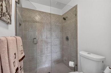 Beautiful and truly move-in ready 3BR/2BA condo in Park Pointe! on Forest Oaks Golf Club in Florida - for sale on GolfHomes.com, golf home, golf lot