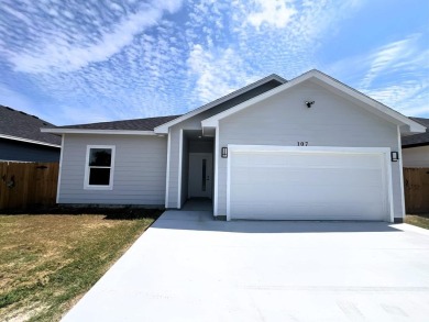 This adorable brand new three-bedroom home is perfect for your on Lamar Golf Course in Texas - for sale on GolfHomes.com, golf home, golf lot