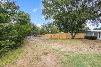 Move-In Ready Home in Simmons Shores! Just a short golf cart on Tanglewood Resort in Texas - for sale on GolfHomes.com, golf home, golf lot