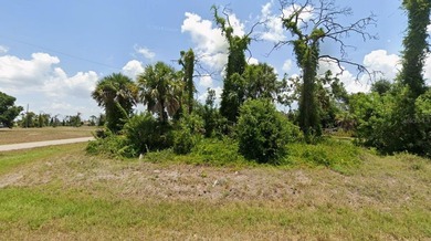 Corner lot located in the desirable Rotonda Sands community on Rotonda Golf and Country Club The Links Course in Florida - for sale on GolfHomes.com, golf home, golf lot