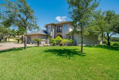 *Fabulous Tropical Oasis!* This gorgeous pool & hot tub with on Rockport Country Club in Texas - for sale on GolfHomes.com, golf home, golf lot