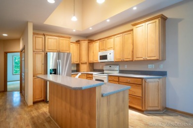 Beautiful end unit condo in The Links of Rolling Meadows! on The Links At Rolling Meadows in Michigan - for sale on GolfHomes.com, golf home, golf lot