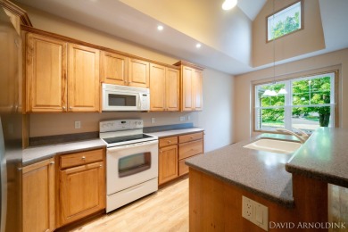 Beautiful end unit condo in The Links of Rolling Meadows! on The Links At Rolling Meadows in Michigan - for sale on GolfHomes.com, golf home, golf lot