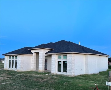 Beautiful new build in Thomas Crossing (Southern Oaks Golf on Southern Oaks Golf Club in Texas - for sale on GolfHomes.com, golf home, golf lot