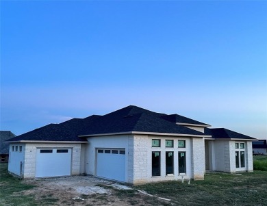 Beautiful new build in Thomas Crossing (Southern Oaks Golf on Southern Oaks Golf Club in Texas - for sale on GolfHomes.com, golf home, golf lot